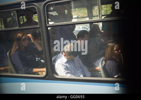 Istanbul, Türkei. 6. Juni 2013. Datei-Image - Passagiere sind in einen lokalen Bus in Istanbul, Türkei zu sehen. Hinweis für Redakteure: dieses Bild gehört zu einem persönlichen Werk, das 2013 entlang dem Iran, der Türkei und Indien benannt erschossen wurde '' The Passenger - verlorene Fotos © Jordi Boixareu/ZUMA Draht/Alamy Live News Stockfoto