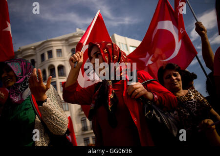 Istanbul, Türkei. 6. Juni 2013. Image Datei - Demonstrationen und Proklamationen am Taksim-Platz nach einigen Tagen des Konflikts. Im Juni 2013 begann mehrere Proteste verteilt auf türkischem Gebiet gegen die Regierung von Recep Tayyip Erdogan, der Konflikt mit dem Plan der Regierung, die Gebäude im Bereich Gezi Park von Istanbul zu bauen. Hinweis für Redakteure: dieses Bild gehört zu einem persönlichen Werk, das 2013 entlang dem Iran, der Türkei und Indien benannt erschossen wurde '' The Passenger - verlorene Fotos © Jordi Boixareu/ZUMA Draht/Alamy Live News Stockfoto