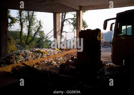 Dharamsala Himachal Pradesh, Indien. 15. Mai 2013. Image Datei - Müll in der Busbahnhof von Mcleod Ganj, Dharamsala, Himachal Pradesh, Indien angesammelt. © Jordi Boixareu/ZUMA Draht/Alamy Live-Nachrichten Stockfoto