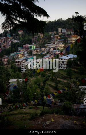 Dharamsala Himachal Pradesh, Indien. 14. Mai 2013. Datei-Image - McLeod Ganj Dorf in Dharamsala, Himachal Pradesh, Indien. Mehrere tausend tibetische Flüchtlinge haben jetzt in der Gegend angesiedelt, und die meisten Leben in und um McLeodGanj im oberen Dharamshala, wo sie Klöster, Tempel und Schulen gebaut haben. McLeodGanj bekannt manchmal als "Little Lhasa'', nach der tibetischen Hauptstadt. Es ist ein wichtiges touristisches Ziel mit vielen Hotels und Restaurants, geworden, zu einem Wachstum im Tourismus und Handel. © Jordi Boixareu/ZUMA Draht/Alamy Live-Nachrichten Stockfoto