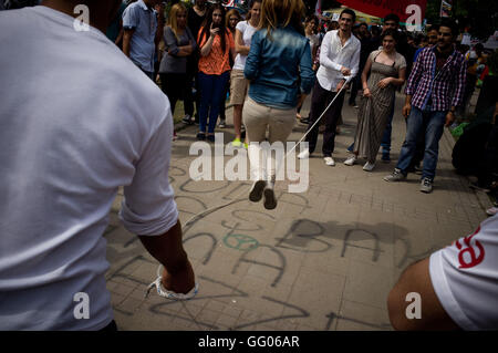 Istanbul, Türkei. 6. Juni 2013. Image Datei - verbringen jungen Camper ihre Spielzeit Springseil nach einigen Tagen des Konflikts am Taksim-Platz in Istanbul. Im Juni 2013 begann mehrere Proteste verteilt auf türkischem Gebiet gegen die Regierung von Recep Tayyip Erdogan, der Konflikt mit dem Plan der Regierung, die Gebäude im Bereich Gezi Park von Istanbul zu bauen. © Jordi Boixareu/ZUMA Draht/Alamy Live-Nachrichten Stockfoto