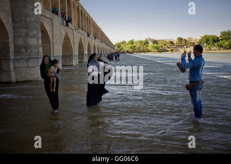 Isfahan, der Iran. 24. Mai 2013. Image Datei - genießt eine Familie Wasser an der Si-o-She-Pol-Brücke in Isfahan, Iran. © Jordi Boixareu/ZUMA Draht/Alamy Live-Nachrichten Stockfoto