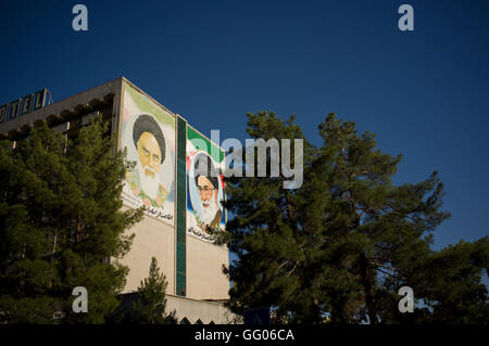 Isfahan, der Iran. 24. Mai 2013. Image Datei - die Bilder von der Führer der iranischen Revolution Imam Khomeini und der obersten Führers Ali Khamenei an der Wand eines Gebäudes in Isfahan, Iran. © Jordi Boixareu/ZUMA Draht/Alamy Live-Nachrichten Stockfoto