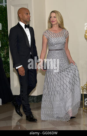 Washington, District Of Columbia, USA. 2. August 2016. Laurene Powell Jobs, Gründer, kollektive Emerson und ehemalige Bürgermeister Adrian Fenty (Demokrat von Washington, DC) kommen für die State Dinner zu Ehren Premierminister Lee Hsien Loong der Republik Singapur im Weißen Haus in Washington, DC am Dienstag, 2. August, 2016.Credit: Ron Sachs/Pool über CNP Credit: Ron Sachs/CNP/ZUMA Draht/Alamy Live News Stockfoto