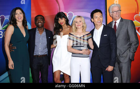 Beverly Hills, CA, USA. 2. August 2016.  D ' Arcy Carden, William Jackson Harper, Jameela Jamil, Kristen Bell, Manny Jacinto, Ted Danson. 2016 NBCUniversal Summer Press Tour statt im Beverly Hilton Hotel.  Bildnachweis: Birdie Thompson/AdMedia/ZUMA Draht/Alamy Live-Nachrichten Stockfoto