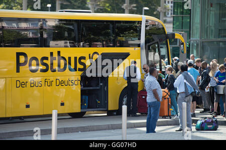 Hamburg, Deutschland. 2. August 2016. Passagiere stehen vor einem PostAuto am zentralen Busbahnhof in Hamburg, Deutschland, 2. August 2016. Der Marktführer FlixBus schreitet die Expansion mit der Übernahme der Deutschen Post-Bus-Service. Foto: DANIEL REINHARDT/Dpa/Alamy Live News Stockfoto