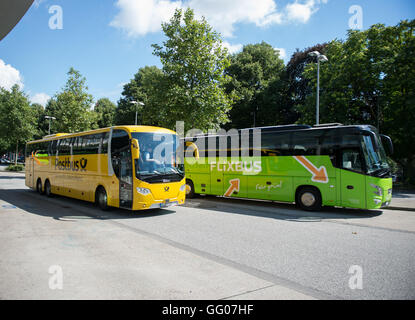 Hamburg, Deutschland. 2. August 2016. Eine Postauto fährt vorbei ein FlixBus am zentralen Busbahnhof in Hamburg, Deutschland, 2. August 2016. Der Marktführer FlixBus schreitet die Expansion mit der Übernahme der Deutschen Post-Bus-Service. Foto: DANIEL REINHARDT/Dpa/Alamy Live News Stockfoto