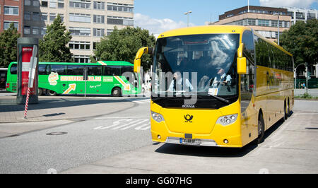 Hamburg, Deutschland. 2. August 2016. Eine PostAuto kommt mit einem Bus der Firma "MeinFernbus.de" dahinter am zentralen Busbahnhof in Hamburg, Deutschland, 2. August 2016. Der Marktführer FlixBus schreitet die Expansion mit der Übernahme der Deutschen Post-Bus-Service. Foto: DANIEL REINHARDT/Dpa/Alamy Live News Stockfoto