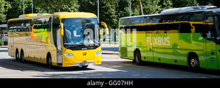 Hamburg, Deutschland. 2. August 2016. Eine Postauto fährt vorbei ein FlixBus am zentralen Busbahnhof in Hamburg, Deutschland, 2. August 2016. Der Marktführer FlixBus schreitet die Expansion mit der Übernahme der Deutschen Post-Bus-Service. Foto: DANIEL REINHARDT/Dpa/Alamy Live News Stockfoto