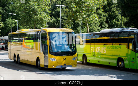 Hamburg, Deutschland. 2. August 2016. Eine Postauto fährt vorbei ein FlixBus am zentralen Busbahnhof in Hamburg, Deutschland, 2. August 2016. Der Marktführer FlixBus schreitet die Expansion mit der Übernahme der Deutschen Post-Bus-Service. Foto: DANIEL REINHARDT/Dpa/Alamy Live News Stockfoto