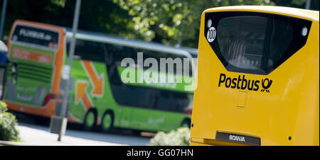 Hamburg, Deutschland. 2. August 2016. Ein Postauto und eine FlixBus im Hintergrund am zentralen Busbahnhof in Hamburg, Deutschland, 2. August 2016 zu sehen. Der Marktführer FlixBus schreitet die Expansion mit der Übernahme der Deutschen Post-Bus-Service. Foto: DANIEL REINHARDT/Dpa/Alamy Live News Stockfoto