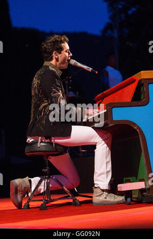 Cernobbio Italien. 2. August 2016. Die britisch-libanesischen Popstar MIKA führt live auf der Bühne Villa Erba in das letzte Datum des seinen europäischen Tour 2016 Kredit: Rodolfo weitertransferiert/Alamy Live News Stockfoto