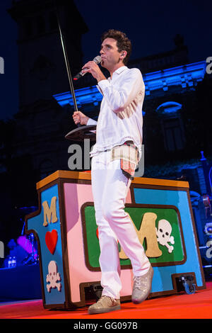 Cernobbio Italien. 2. August 2016. Die britisch-libanesischen Popstar MIKA führt live auf der Bühne Villa Erba in das letzte Datum des seinen europäischen Tour 2016 Kredit: Rodolfo weitertransferiert/Alamy Live News Stockfoto