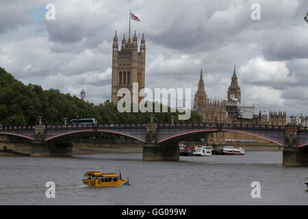 London, UK. 3. August 2016. Ein Ducktours Sightseeing amphibische Handwerk navigiert auf der Themse an einem bewölkten Tag in London Credit: Amer Ghazzal/Alamy Live-Nachrichten Stockfoto