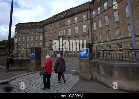 Glasgow, Schottland 3. August 2016. Outlander Sterne und Crew im Krankenhaus verstorben. Der britisch-amerikanische Fernsehserie basiert auf der historischen Zeit reisen Outlander Reihe Romane von Diana Gabaldon heimlich gefilmt, ist die neue dritte Serie dies als neue Charaktere werden eingeführt, diese Woche in der jetzt geschlossenen Victoria Infirmary in südlichen Glasgow. Bildnachweis: Gerard Fähre/Alamy Live-Nachrichten Stockfoto