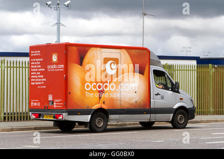 Ocado Supermarkt Shop Lieferfahrzeuge, Liverpool, Merseyside, Großbritannien Stockfoto