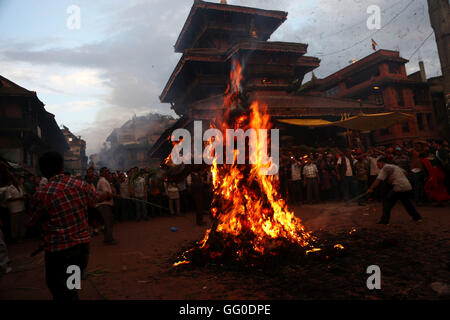 Bhaktapur, Nepal. 1. August 2016. Einheimischen legten Feuer auf ein Bildnis der Dämon während der Feier des Ghantakarna Festivals in Bhaktapur, Nepal. Ghantakarna Festival feiert man in der Niederlage der Dämon Ghantakarna jagen die bösen Geister und das Glück zu bringen. © Archana Shrestha/Pacific Press/Alamy Live-Nachrichten Stockfoto