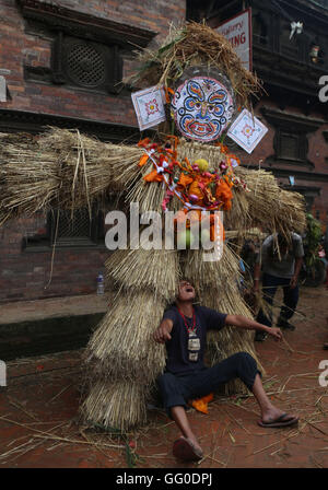 Bhaktapur, Nepal. 1. August 2016. Ein Bildnis der Dämon bleibt für Brandstiftung während der Feier des Ghantakarna Festivals in Bhaktapur, Nepal. Ghantakarna Festival feiert man in der Niederlage der Dämon Ghantakarna jagen die bösen Geister und das Glück zu bringen. © Archana Shrestha/Pacific Press/Alamy Live-Nachrichten Stockfoto