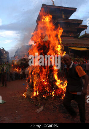 Bhaktapur, Nepal. 1. August 2016. Einheimischen legten Feuer auf ein Bildnis der Dämon während der Feier des Ghantakarna Festivals in Bhaktapur, Nepal. Ghantakarna Festival feiert man in der Niederlage der Dämon Ghantakarna jagen die bösen Geister und das Glück zu bringen. © Archana Shrestha/Pacific Press/Alamy Live-Nachrichten Stockfoto