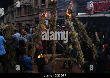 Bhaktapur, Nepal. 1. August 2016. Kinder set für Feuer ein Bildnis der Dämon während der Feier des Ghantakarna Festivals in Bhaktapur, Nepal. Ghantakarna Festival feiert man in der Niederlage der Dämon Ghantakarna jagen die bösen Geister und das Glück zu bringen. © Archana Shrestha/Pacific Press/Alamy Live-Nachrichten Stockfoto