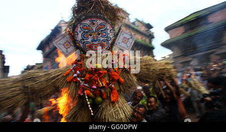 Bhaktapur, Nepal. 1. August 2016. Einheimischen legten Feuer auf ein Bildnis der Dämon während der Feier des Ghantakarna Festivals in Bhaktapur, Nepal. Ghantakarna Festival feiert man in der Niederlage der Dämon Ghantakarna jagen die bösen Geister und das Glück zu bringen. © Archana Shrestha/Pacific Press/Alamy Live-Nachrichten Stockfoto