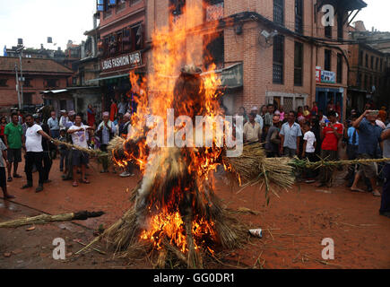 Bhaktapur, Nepal. 1. August 2016. Einheimischen legten Feuer auf ein Bildnis der Dämon während der Feier des Ghantakarna Festivals in Bhaktapur, Nepal. Ghantakarna Festival feiert man in der Niederlage der Dämon Ghantakarna jagen die bösen Geister und das Glück zu bringen. © Archana Shrestha/Pacific Press/Alamy Live-Nachrichten Stockfoto