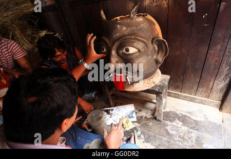 Bhaktapur, Nepal. 1. August 2016. Idol der Dämon ist bereit für Brandstiftung während der Feier des Ghantakarna Festivals in Bhaktapur, Nepal. Ghantakarna Festival feiert man in der Niederlage der Dämon Ghantakarna jagen die bösen Geister und das Glück zu bringen. © Archana Shrestha/Pacific Press/Alamy Live-Nachrichten Stockfoto