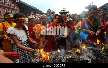 Kathmandu, Nepal. 1. August 2016. Gläubige beten Dattatreya Tempel, Bhaktapur auf den verheißungsvollen Shrawan Monat verehren Gott Shiva für eine gute Gesundheit für die Familie. © Archana Shrestha/Pacific Press/Alamy Live-Nachrichten Stockfoto