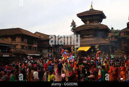 Kathmandu, Nepal. 1. August 2016. Anhänger versammelt, um die Gebete im Dattatreya Tempel, Bhaktapur auf den verheißungsvollen Shrawan Monat verehren Gott Shiva für eine gute Gesundheit für die Familie zu bieten. © Archana Shrestha/Pacific Press/Alamy Live-Nachrichten Stockfoto