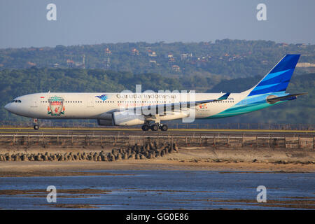 Bali/Indonesien Februar 19, 2013: Airbus A330 von Garuda Airliner mit Liverpool Farben Start am Flughafen von Bali Stockfoto