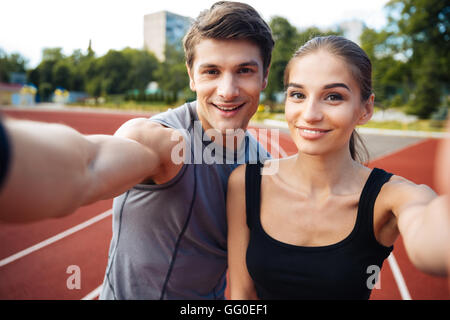 Junge glücklich Sport paar machen Selfie Foto auf Stadion Stockfoto