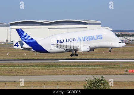 Paris/Frane Oktober 7, 2015: Boeing Beluga von Airbus am Flughafen in Paris. Stockfoto