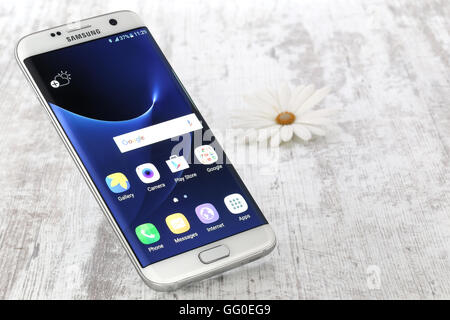 Foto von Samsung Galaxy S7 Rand weiße Perle. Samsung 7 Rand sind neue Generation Smartphone von Samsung Stockfoto