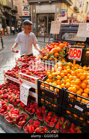 Italienisch-Straße Markt Verkäufer mit Top-Qualität frisches Obst-Erdbeeren & Orangen – und Gemüse, Stall, Neapel, Italien Stockfoto