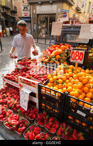 Italienisch-Straße Markt Verkäufer mit Top-Qualität frisches Obst-Erdbeeren & Orangen – und Gemüse, Stall, Neapel, Italien Stockfoto