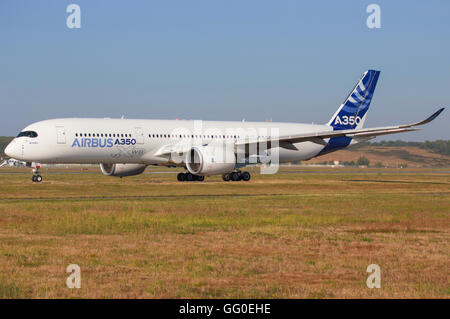 Tolouse/Frankreich Februar 3, 2013: Airbus A350 von Airbus Flugzeuge Besteuerung Tolouse Flughafen abheben. Stockfoto