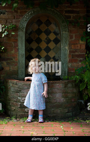 Greyfriars Haus und Garten mit Kind / Kinder / kid in der Nähe der Wand Teich / Wishing Well. Mönch St, Worcester. UK Stockfoto