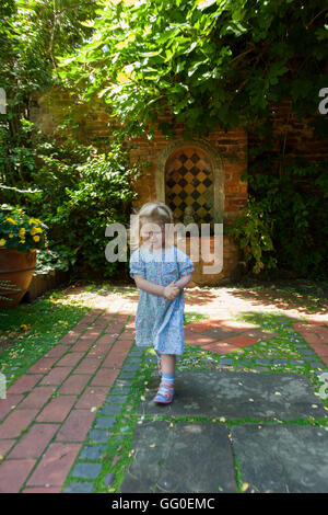 Greyfriars Haus und Garten mit Kind / Kinder / kid läuft & spielen Teil des Gartens. Mönch St, Worcester. UK Stockfoto