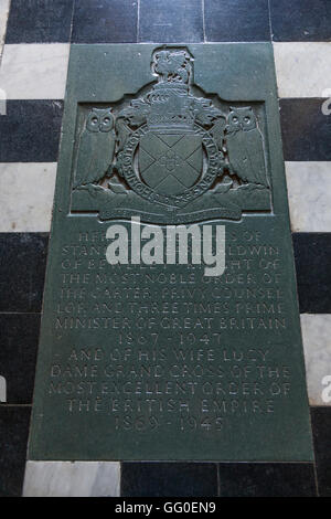 Baldwin-Memorial - Stein markieren Grabstätte / Grab von Asche von ehemaligen Premierminister Stanley Baldwin. Worcester Kathedrale UK Stockfoto
