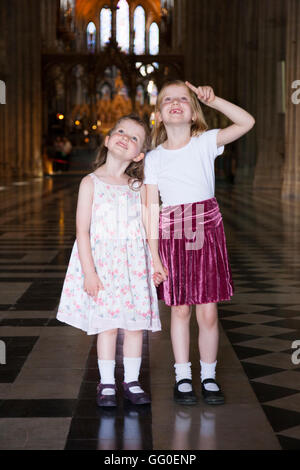 Zwei Mädchen / Kinder / Jugendliche betrachten die gewölbte Decke / Dach über das Kirchenschiff in der Kathedrale von Worcester, Worcestershire. VEREINIGTES KÖNIGREICH. Stockfoto