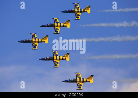 HRADEC KRALOVE, Tschechien 3. Juni 2014: l-39 baltischen Bienen Flugzeug Jet Team im tschechischen International Air Fest Airshow Stockfoto