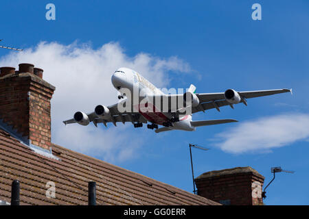 Emirates Airbus / Air Bus A380-861 A6-EWR Flugzeug landet über Dächer in London am Flughafen. Stockfoto