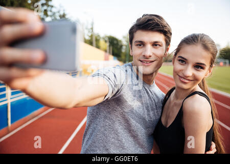 Junge glücklich Sport paar machen Selfie Foto auf Stadion Stockfoto