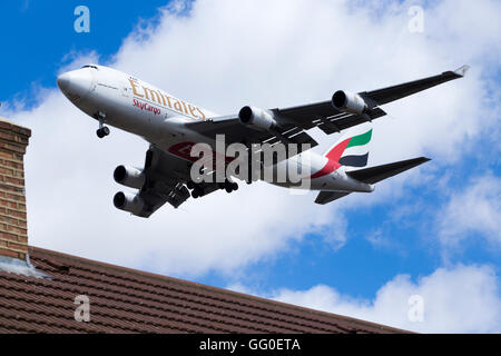 Emirate / Boeing 747-400F Anzahl OO-THC / Boeing 747-4HAF(ER) Sky Cargo Skycargo Flugzeug Landung über Dächer am Flughafen London Stockfoto