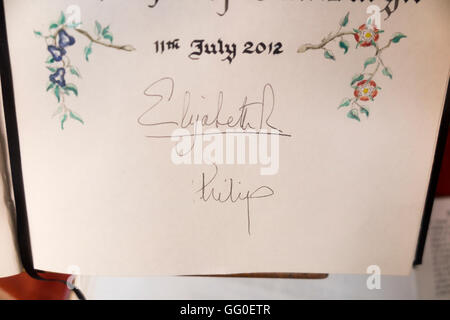 Autogramm / Signaturen / Unterschrift des Queen Elizabeth & Prinz Philip, Duke of Edinburgh – in Worcester Guildhall. UK Stockfoto