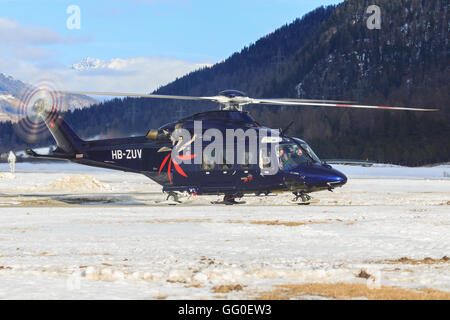 Hubschrauber aus Swiss Jet am Engadin Airport in Samedan/Schweiz 03.01.2016 Stockfoto