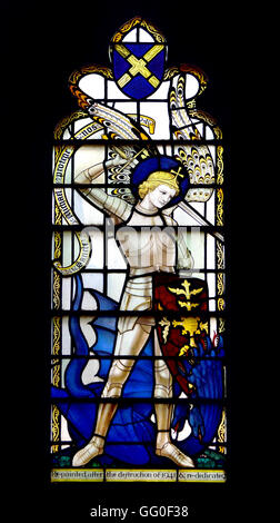London, England, Vereinigtes Königreich. Der St. Alban-Kirche der Märtyrer Holborn. Glasmalerei-Fenster: St. Michael Kampf mit den Drachen Stockfoto