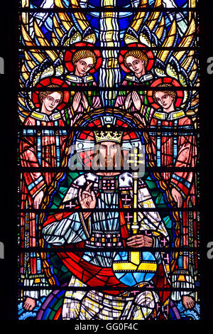 London, England, Vereinigtes Königreich. St Etheldreda Chuch in Ely Place, alte Kapelle von Bischof von Ely. Glasmalerei-Fenster: Ostfenster Stockfoto