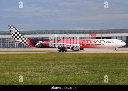 München/Deutschland 9. August 2014: Airbus 340-600 von Etihad Airways mit Formel-1-Sonderlackierung, bereit zum ausziehen nach Abu Dhabi Stockfoto