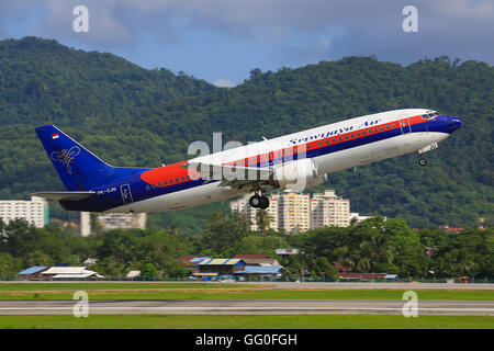 Penang/Malaysia Februar 9, 2015: Boeing 737 von Sriwijaya Air landet auf dem Flughafen Penang Stockfoto